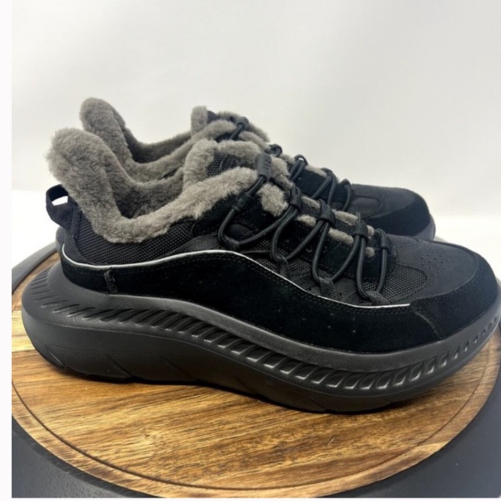 Men’s UGG (new, no box) Size 9